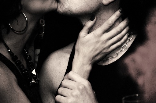Ein Kuss ist etwas, wofür man beide Hände braucht.